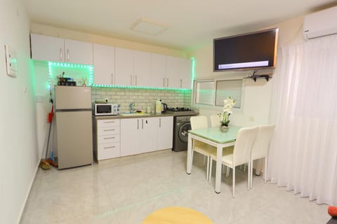 Coffee/tea facilities, Kitchen or kitchenette, Dining area, minibar, stove