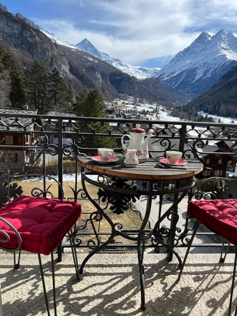 Balcony/Terrace, Mountain view