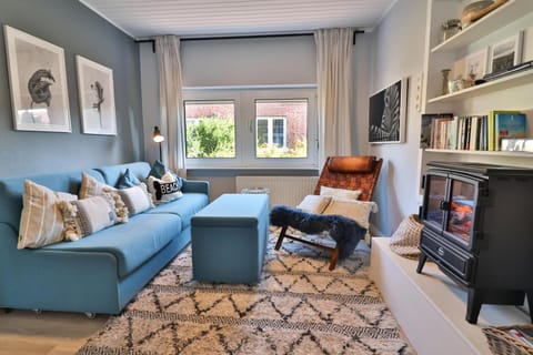 TV and multimedia, Living room, Seating area, flat iron