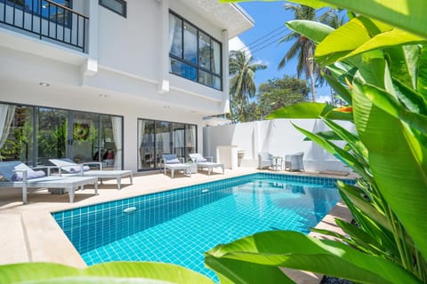 Property building, Garden, Swimming pool, sunbed