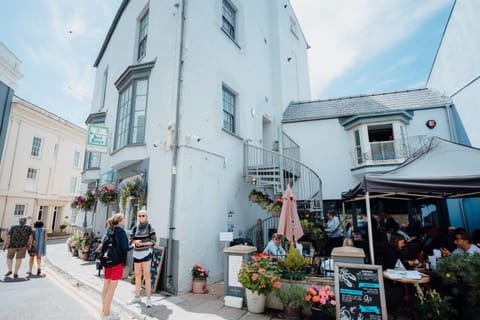 Lofty, elevated luxury apartment at Tenby Harbour House in Wales