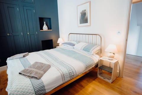 Lofty, elevated luxury apartment at Tenby Harbour House in Wales