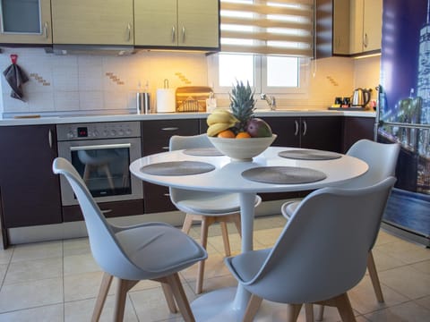 Kitchen or kitchenette, Dining area, pet friendly, stove