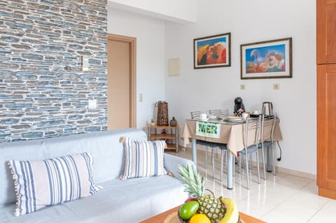 Coffee/tea facilities, Living room, Food and drinks, Seating area, Dining area, Food