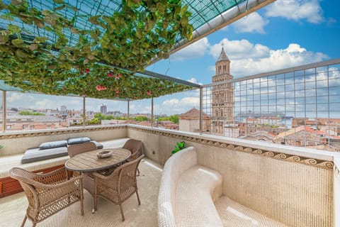 Property building, Patio, Day, View (from property/room), Balcony/Terrace, Seating area, Evening entertainment, City view, Sea view, Location, Sunrise, Sunset