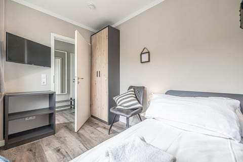 Bed, TV and multimedia, Photo of the whole room, Bedroom, wardrobe