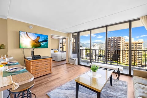 Communal lounge/ TV room, TV and multimedia, View (from property/room), Balcony/Terrace, Living room, Seating area, Dining area, City view