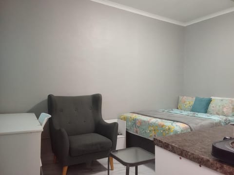 Bed, Photo of the whole room, Seating area, Bedroom