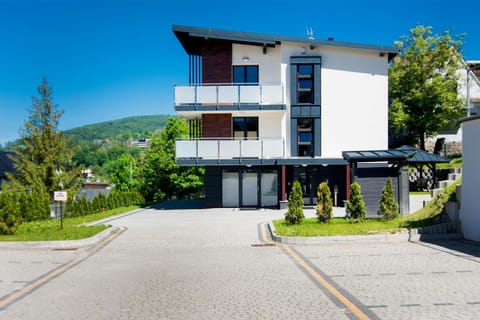 Property building, Day, Neighbourhood, Natural landscape, Mountain view, Street view, Parking