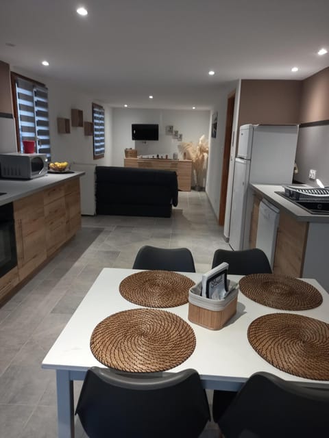 Kitchen or kitchenette, Dining area