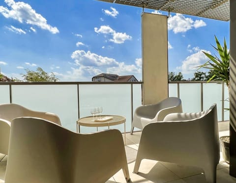 Patio, Day, Natural landscape, View (from property/room), Balcony/Terrace, Living room, Seating area, Lake view, River view, Sea view