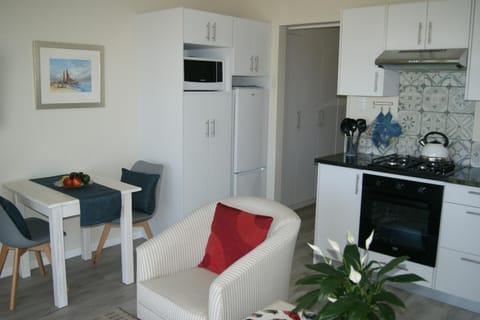 Kitchen or kitchenette, Living room, Dining area, minibar, pet friendly, stove