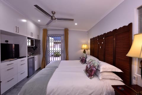 Bathroom, TV and multimedia, Kitchen or kitchenette, Bedroom, fireplace, wardrobe