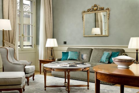 Luxury Apartments by Palazzo Portinari Salviati Apartment in Florence