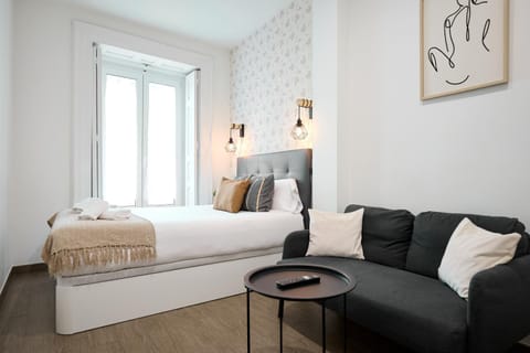 Bed, TV and multimedia, Photo of the whole room, Bedroom, towels, air conditioner