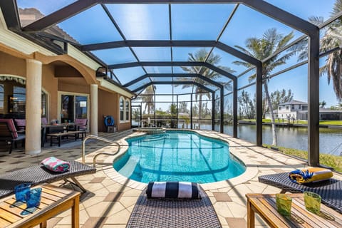 Heated Pool and Spa, Sleeps 16! - Villa Mangrove House in Cape Coral