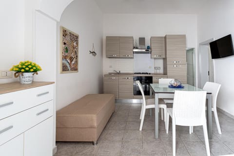TV and multimedia, Kitchen or kitchenette, Living room, Seating area, Dining area, stove