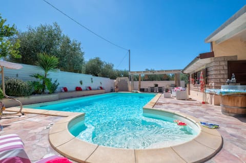 Property building, Patio, Day, Natural landscape, Hot Tub, Pool view, Swimming pool, sunbed
