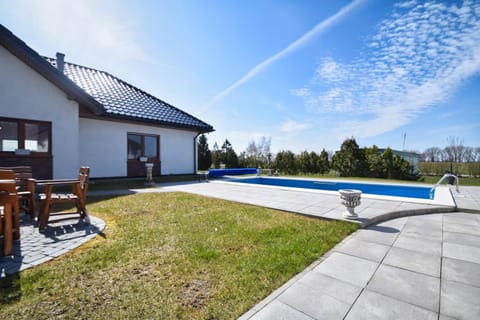 Property building, Patio, Day, Garden view, Pool view, Swimming pool, sunbed