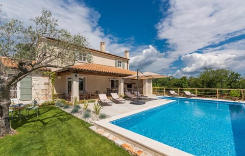 Property building, Patio, Garden, Garden view, Pool view, Swimming pool, Swimming pool, sunbed