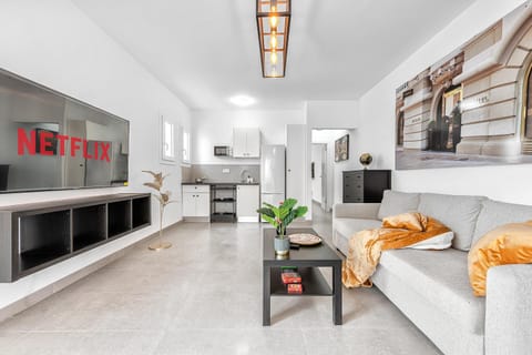 Kitchen or kitchenette, Living room, Seating area, minibar, stove