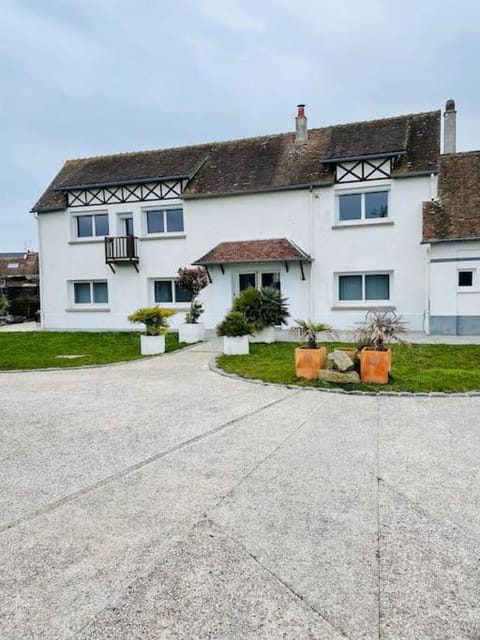 Villa La Madeleine-de-Nonancourt House in Normandy