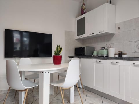 TV and multimedia, Coffee/tea facilities, Kitchen or kitchenette, minibar, pet friendly, stove