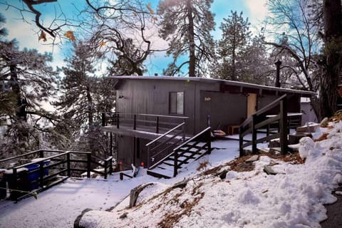 Updated Mountain Cabin Retreat with 180 views off Deck and Balcony Cabin in Running Springs