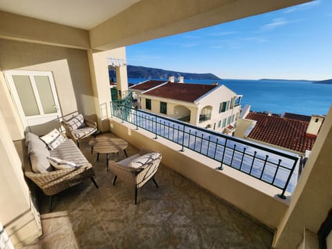 Patio, View (from property/room), Balcony/Terrace, Seating area, Sea view, Sea view
