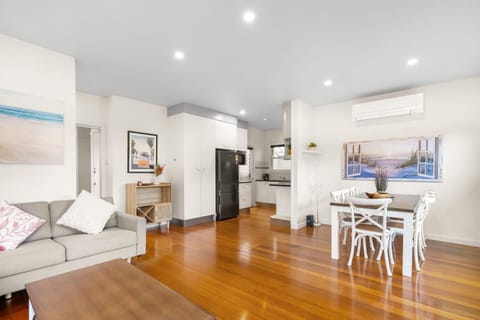 TV and multimedia, Living room, Seating area, Dining area, air conditioner