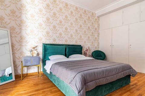 New Huge 5BDR/2bath Apt(+netflix)/1min toAcropolis Apartment in Athens