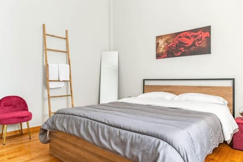 New Huge 5BDR/2bath Apt(+netflix)/1min toAcropolis Apartment in Athens