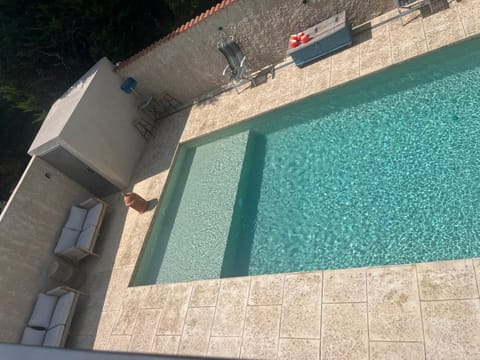 Haut de villa avec piscine privée et extérieur Villa in Provence-Alpes-Côte d'Azur