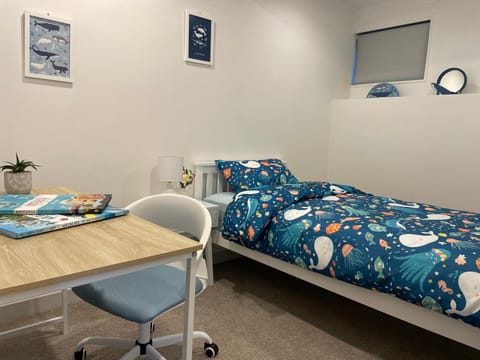 Bed, Photo of the whole room, Bedroom, fireplace