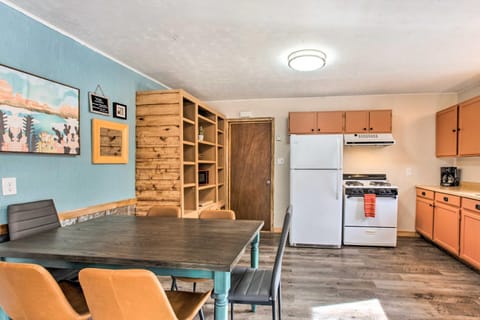 Walk to Main St and Riverfront Trail Mtn-View Condo Apartment in Red River