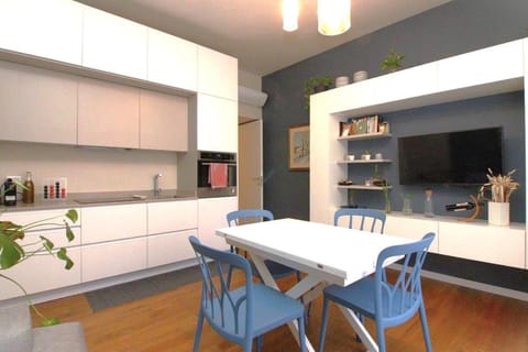 TV and multimedia, Kitchen or kitchenette, Seating area, dishwasher, oven, stove