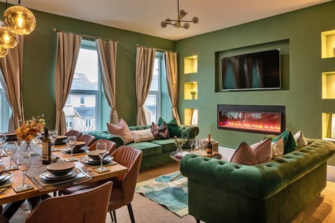TV and multimedia, Living room, Food and drinks, Seating area, Dining area, Evening entertainment, flat iron