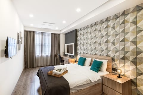 Bed, TV and multimedia, Bedroom