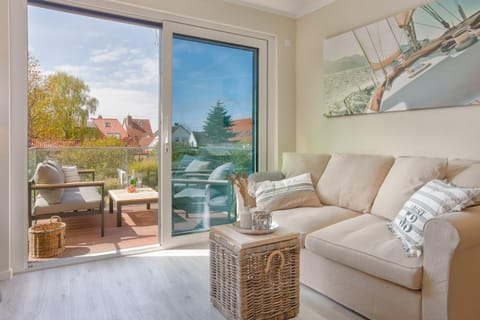View (from property/room), Balcony/Terrace, Living room, Seating area