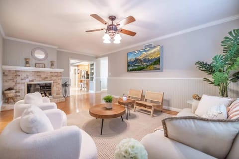 TV and multimedia, Living room, Decorative detail, Seating area, fireplace