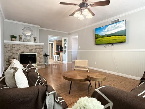 TV and multimedia, Living room, Seating area, Evening entertainment, fireplace