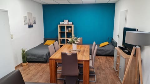 Communal lounge/ TV room, TV and multimedia, Living room, Seating area, Dining area, Evening entertainment, hair dresser