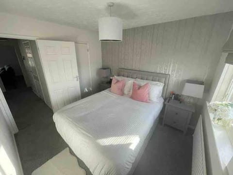 Bed, Photo of the whole room, Bedroom, wardrobe