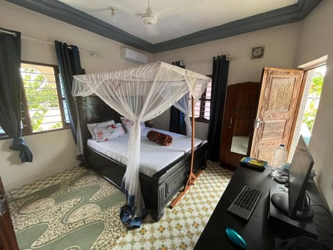 Bed, Photo of the whole room, Bedroom, fireplace, air conditioner