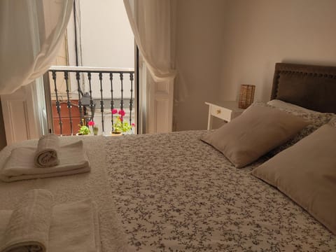 Bed, Balcony/Terrace, Text overlay