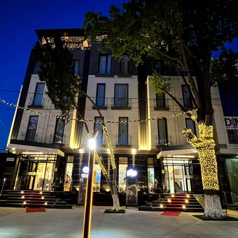 Property building, Facade/entrance, Street view, Location, Parking