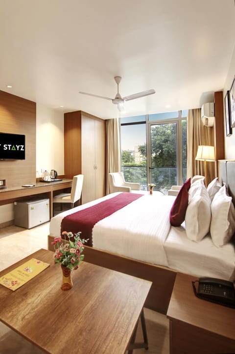 Bed, TV and multimedia, Coffee/tea facilities, Photo of the whole room, Decorative detail, Seating area, Bedroom, minibar, wardrobe, air conditioner