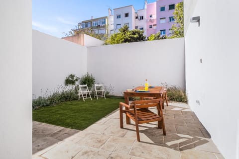 Patio, Day, Garden, Dining area, Garden view