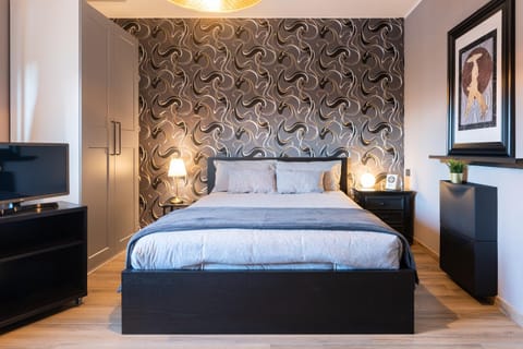 Bed, TV and multimedia, wardrobe