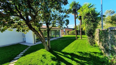 Property building, Day, Natural landscape, Garden, Garden view